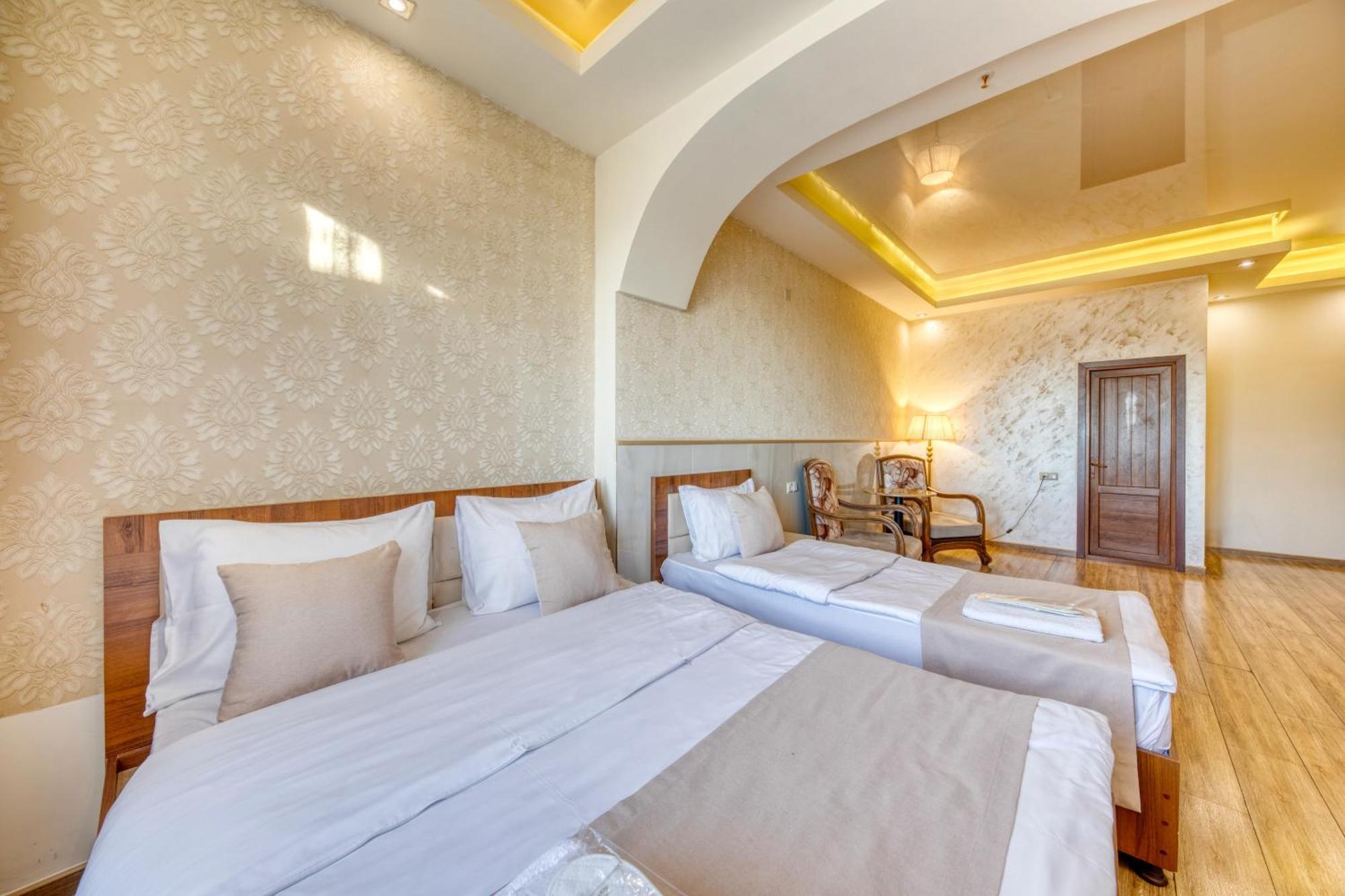 Aleppo Hotel Erevan Esterno foto